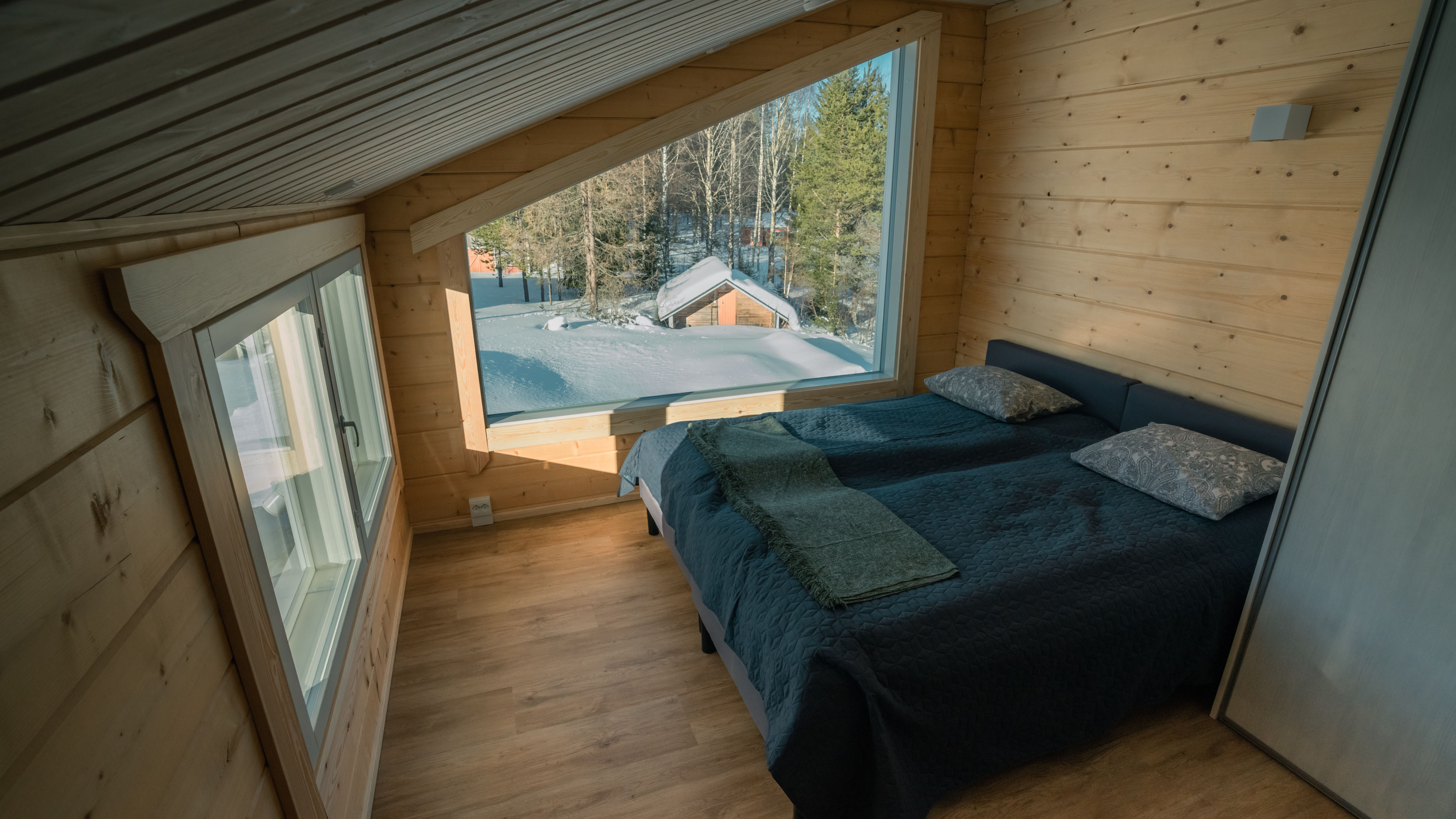 Twin bedroom with a view in Lapland.