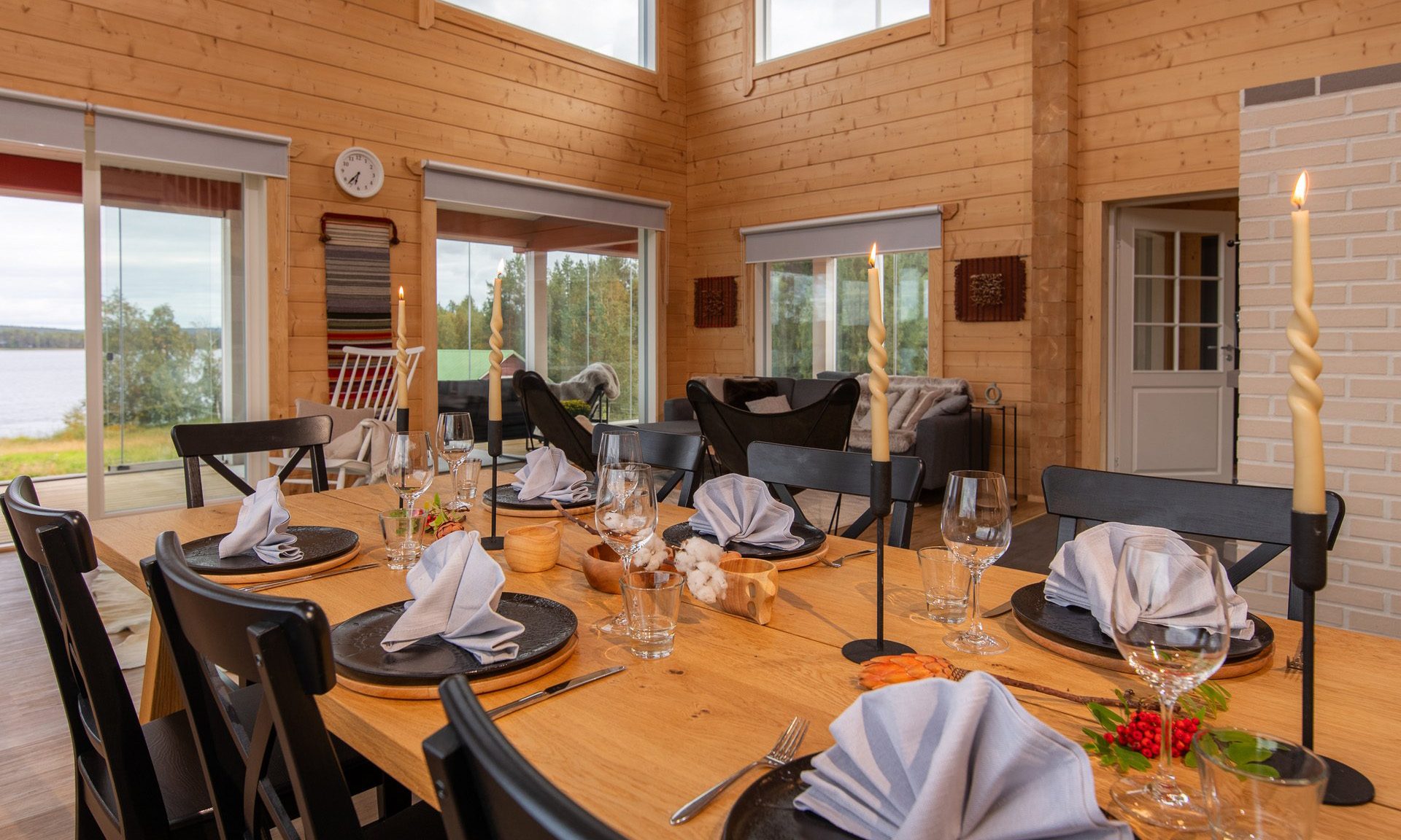 Luxurious Villa Traditionelle accommodates also larger families and groups byt he beautiful Lake in Lapland. | Lapland Luxury