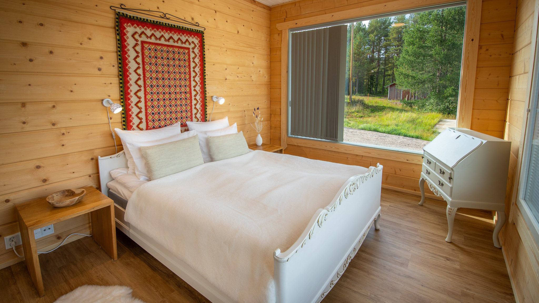 Luxurious Villa Traditionelle accommodates also larger families and groups byt he beautiful Lake in Lapland. | Lapland Luxury