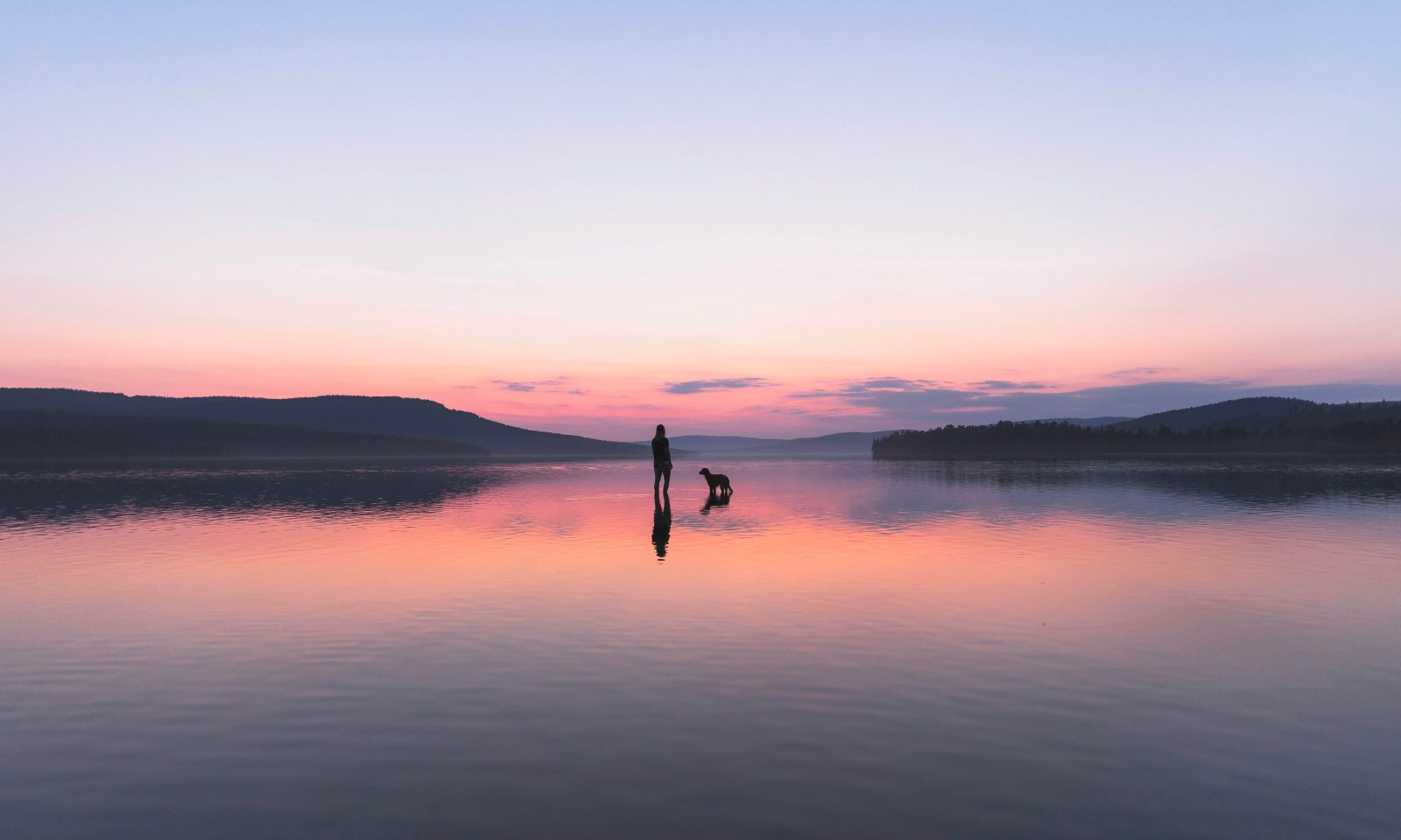 Sunset in Lapland over the lake.| Lapland Luxury