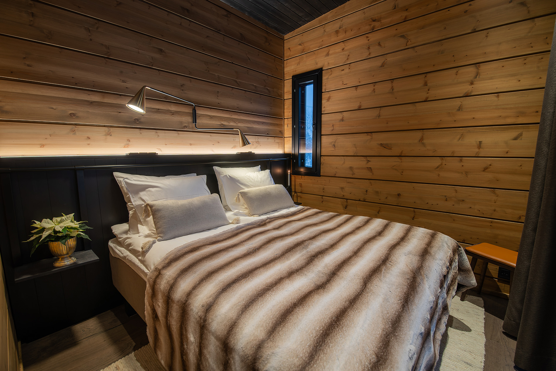 Double bedroom on luxurious Hidden Arctic Cloud -villa in Rovaniemi. | Lapland Luxury Rovaniemi