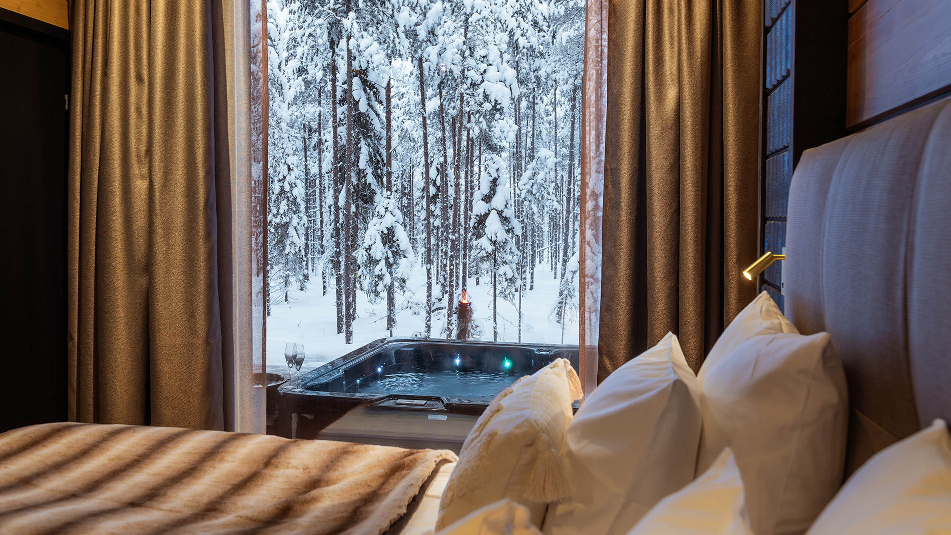Romantic outdoor jacuzzi in Lapland. | Lapland Luxury